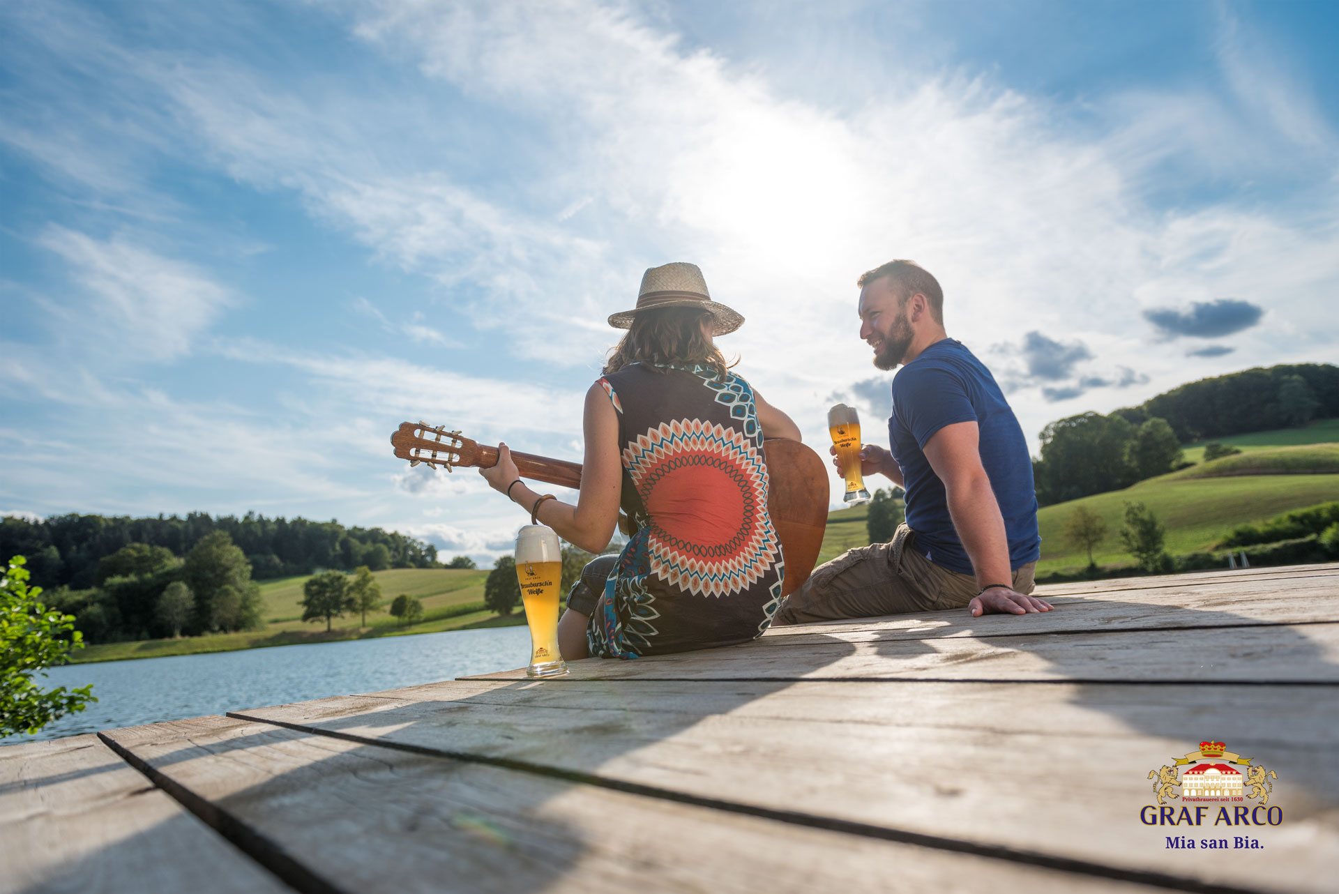 Paar mit Gitarre und Graf Arco auf Steg